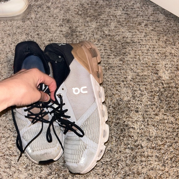 On clouds - Picture 1 of 4